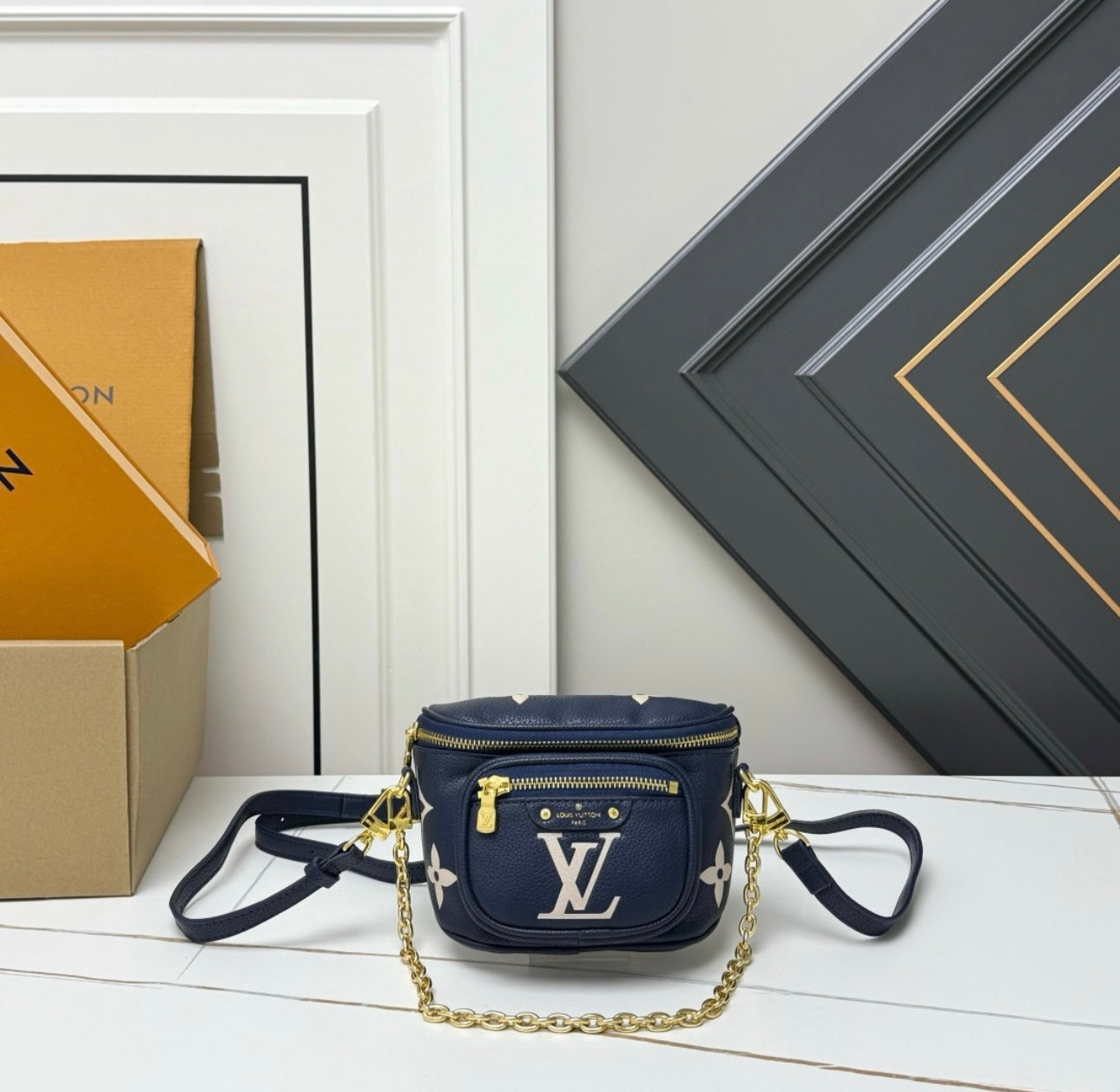 L CROSSBODY W/ CHAIN