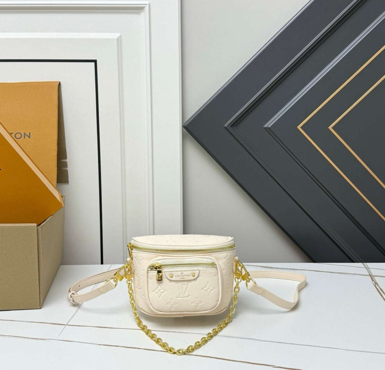 L CROSSBODY W/ CHAIN