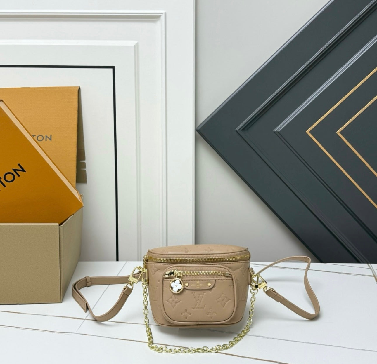 L CROSSBODY W/ CHAIN