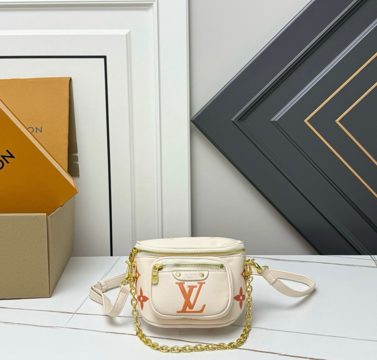 L CROSSBODY W/ CHAIN