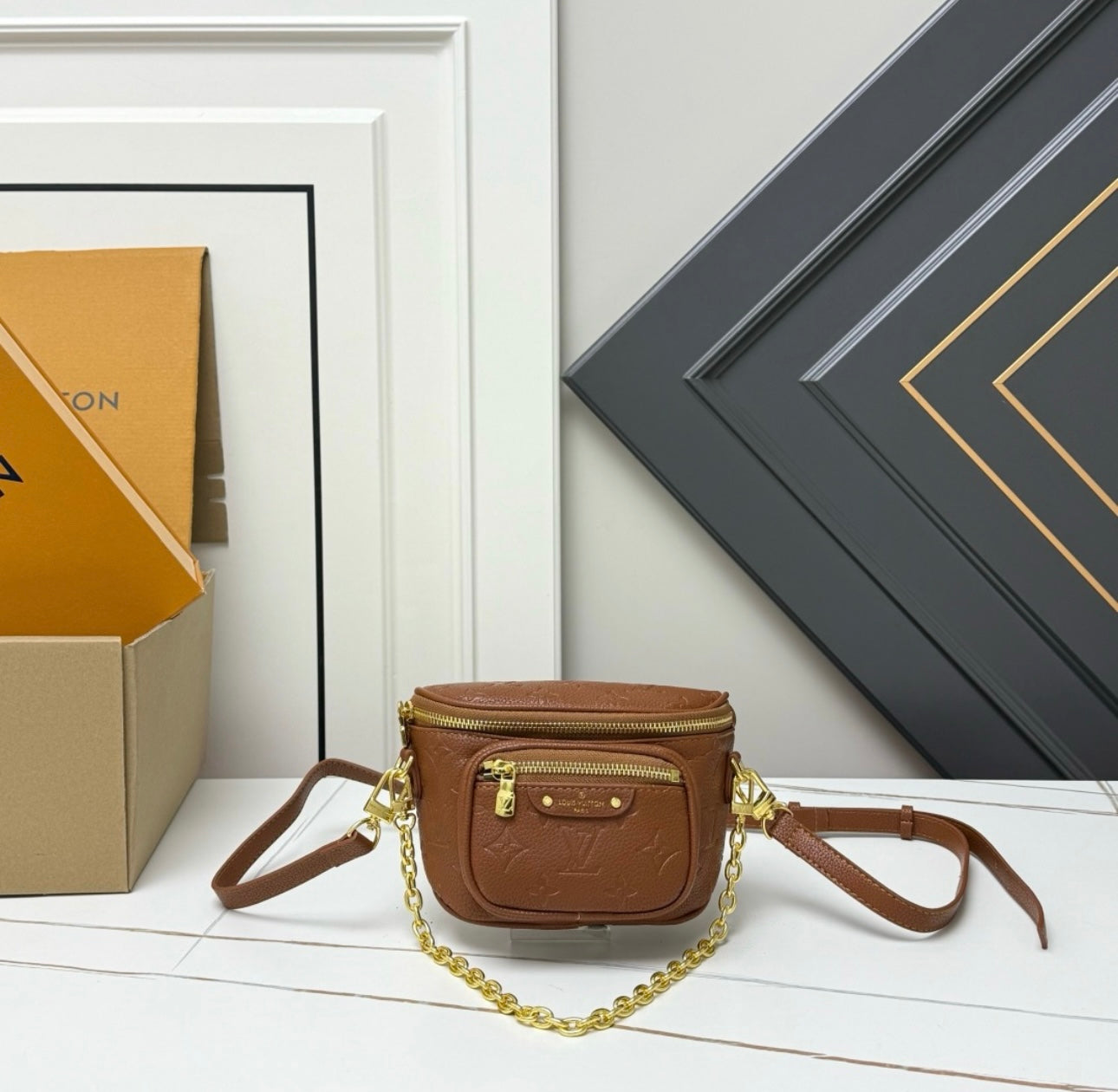 L CROSSBODY W/ CHAIN